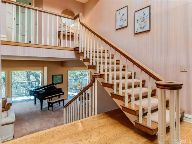 entry down to Livingroom