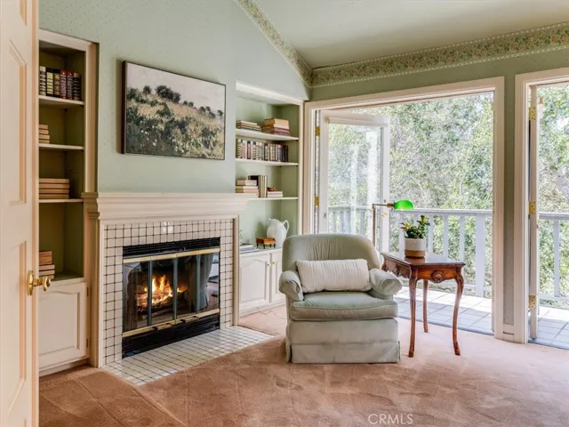 primary suite sitting area