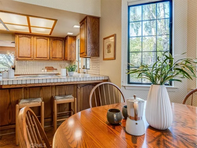 breakfast nook to kitchen