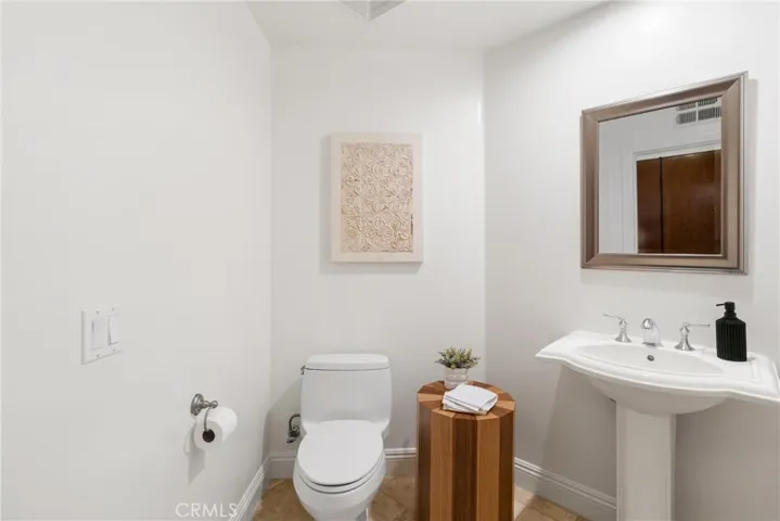 12044 Hoffman 303, Studio City, California 91604