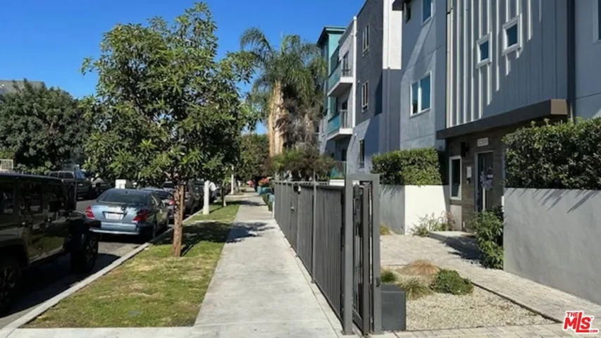 5226 Satsuma Avenue, North Hollywood, California 91601