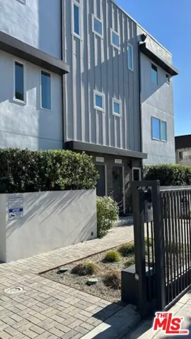 5226 Satsuma Avenue, North Hollywood, California 91601