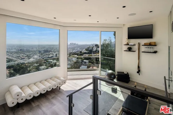 8572 Hillside Avenue, Los Angeles, California 90069