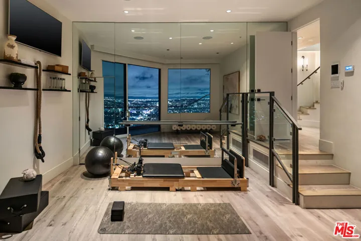 8572 Hillside Avenue, Los Angeles, California 90069