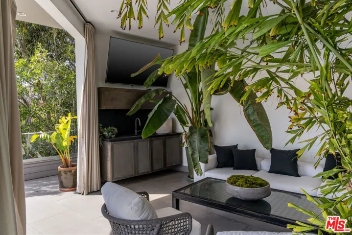 8572 Hillside Avenue, Los Angeles, California 90069