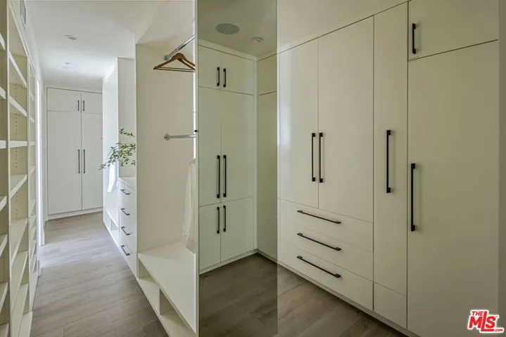 8572 Hillside Avenue, Los Angeles, California 90069