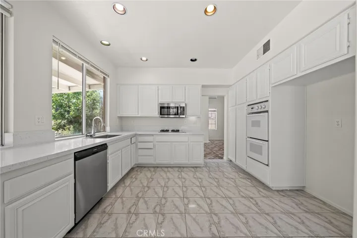 New Quartz Counter Tops