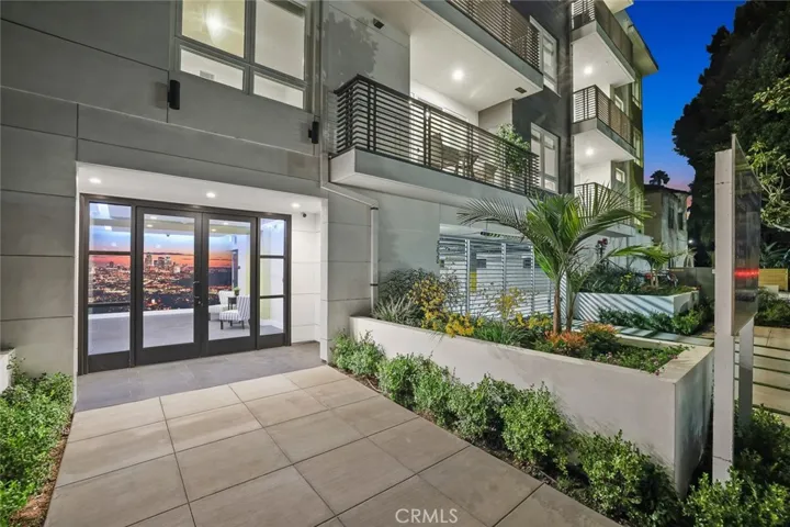 5820 La Mirada Avenue 401, Hollywood, California 90038