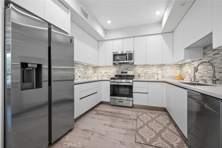 5820 La Mirada Avenue 401, Hollywood, California 90038