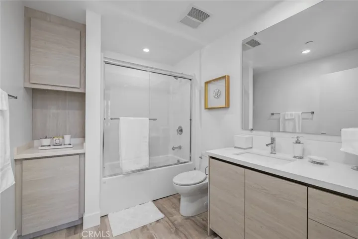 5820 La Mirada Avenue 401, Hollywood, California 90038