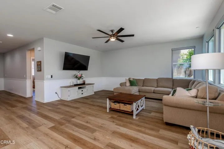 16_living_room_2