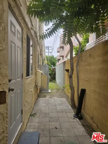 6477 Lexington Avenue, Los Angeles, California 90038