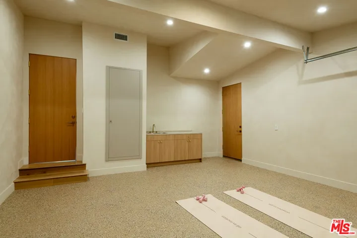 18840 La Amistad Place, Tarzana, California 91356