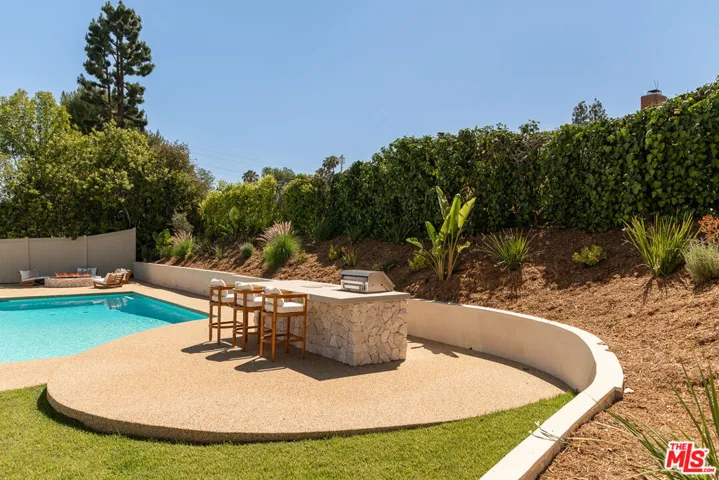 18840 La Amistad Place, Tarzana, California 91356