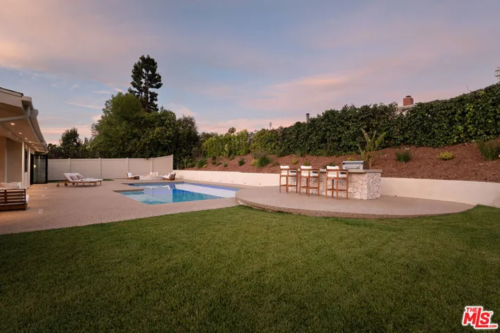 18840 La Amistad Place, Tarzana, California 91356
