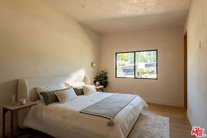 18840 La Amistad Place, Tarzana, California 91356