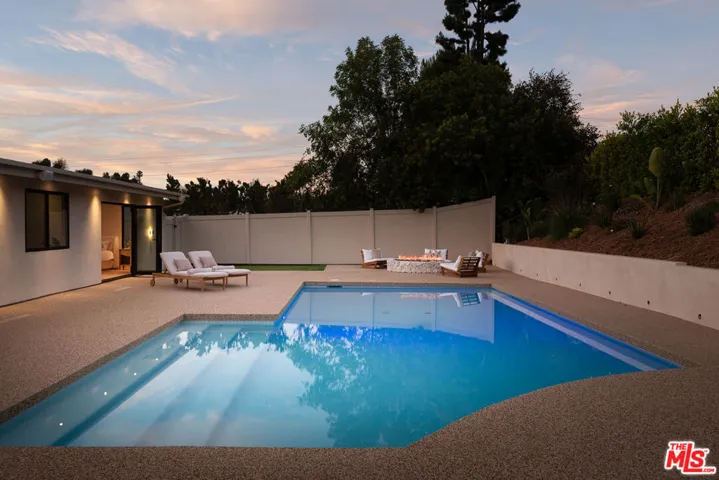 18840 La Amistad Place, Tarzana, California 91356