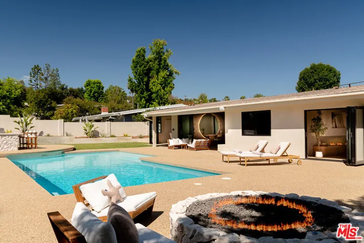 18840 La Amistad Place, Tarzana, California 91356