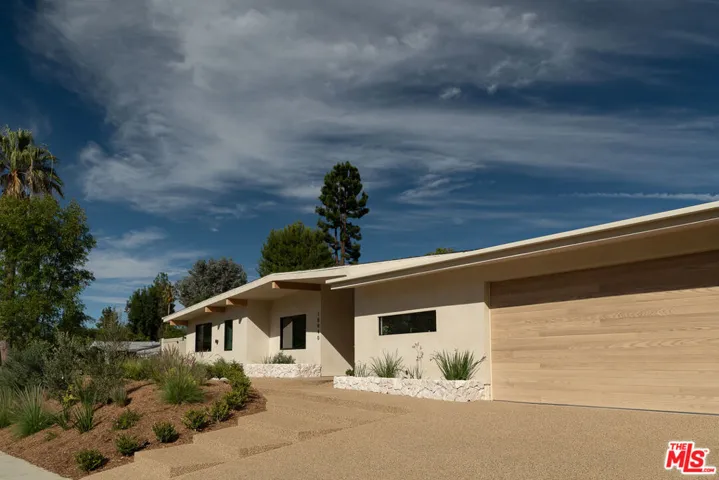 18840 La Amistad Place, Tarzana, California 91356