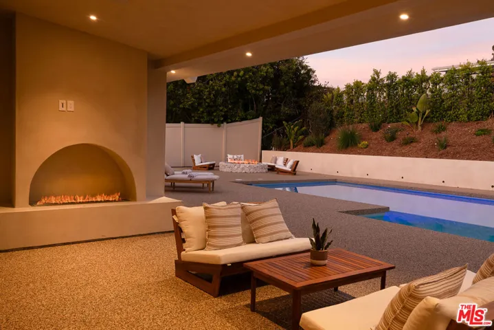 18840 La Amistad Place, Tarzana, California 91356