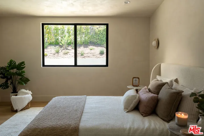 18840 La Amistad Place, Tarzana, California 91356