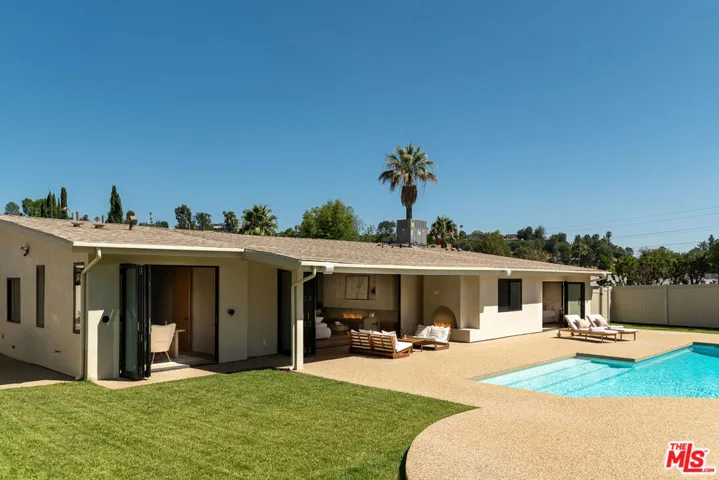 18840 La Amistad Place, Tarzana, California 91356