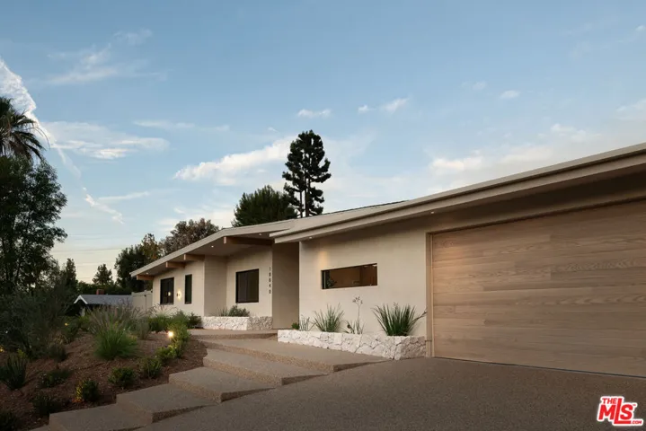 18840 La Amistad Place, Tarzana, California 91356