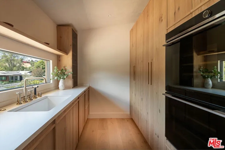 18840 La Amistad Place, Tarzana, California 91356