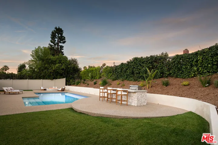 18840 La Amistad Place, Tarzana, California 91356