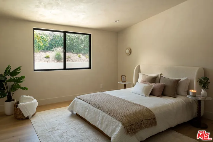 18840 La Amistad Place, Tarzana, California 91356