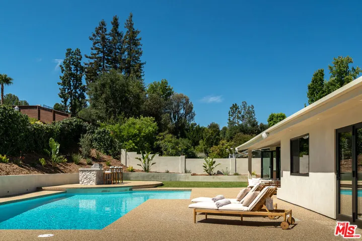 18840 La Amistad Place, Tarzana, California 91356