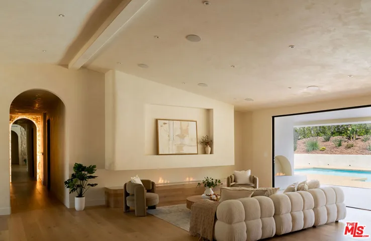 18840 La Amistad Place, Tarzana, California 91356