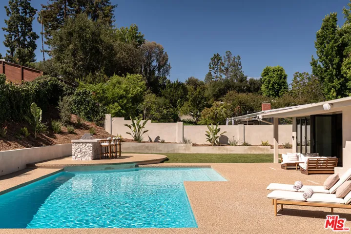 18840 La Amistad Place, Tarzana, California 91356