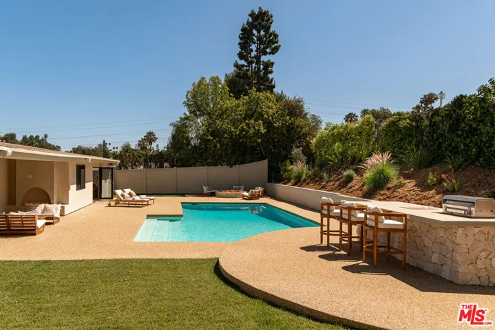 18840 La Amistad Place, Tarzana, California 91356