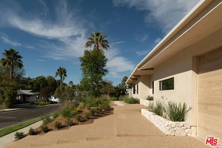 18840 La Amistad Place, Tarzana, California 91356