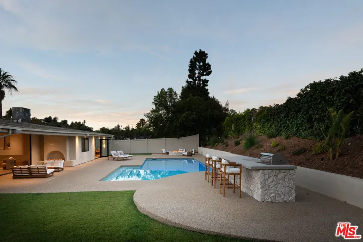 18840 La Amistad Place, Tarzana, California 91356
