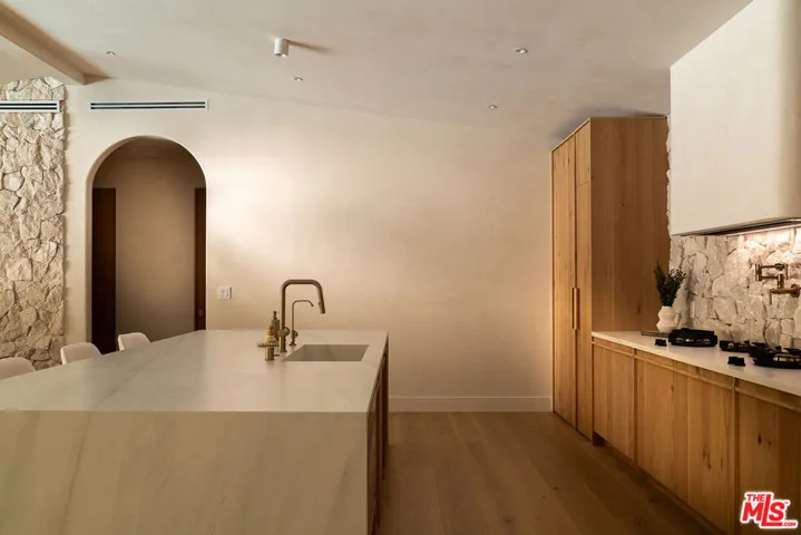 18840 La Amistad Place, Tarzana, California 91356