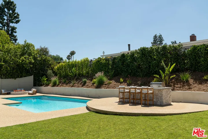 18840 La Amistad Place, Tarzana, California 91356