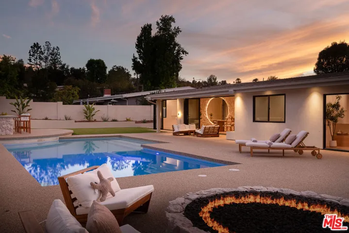 18840 La Amistad Place, Tarzana, California 91356
