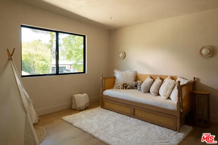18840 La Amistad Place, Tarzana, California 91356