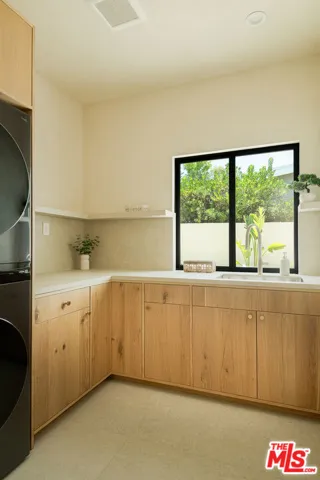 18840 La Amistad Place, Tarzana, California 91356