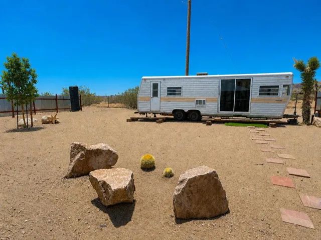 Trailer 1