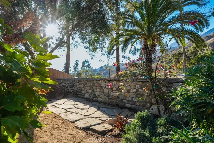 430 Devonwood Road, Altadena, California 91001