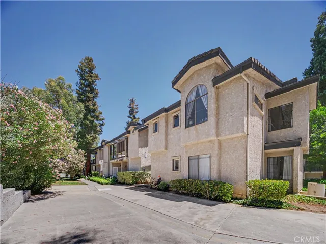 Lovely top floor end-unit