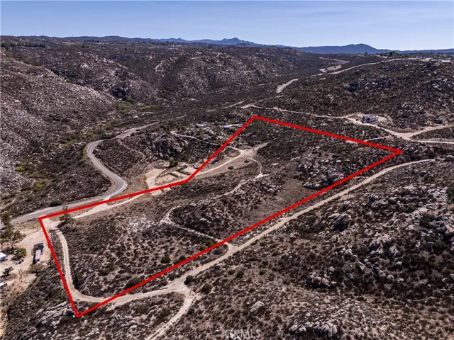 Property line highlight is for an approximate visual indication only and is not to be relied upon.