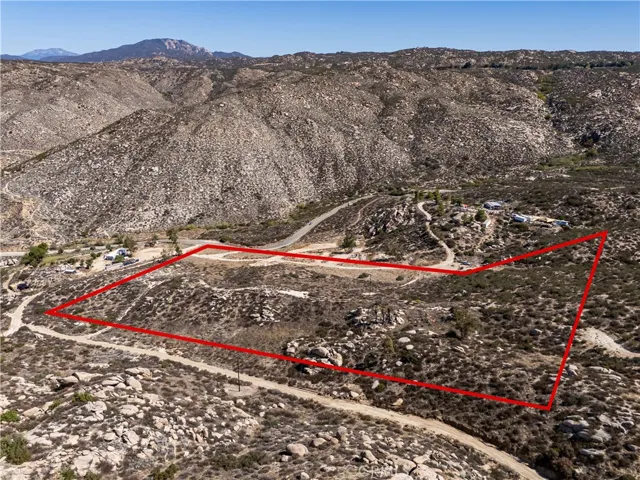 Property line highlight is for an approximate visual indication only and is not to be relied upon.