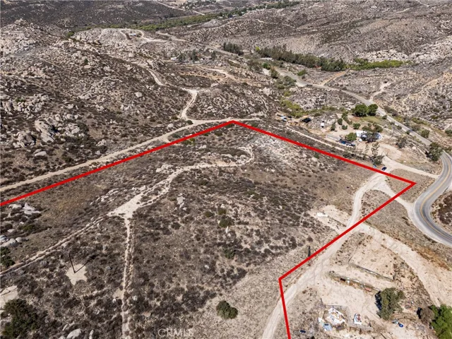 Property line highlight is for an approximate visual indication only and is not to be relied upon.
