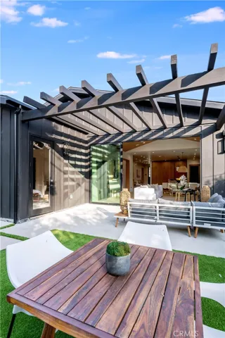 5323 Allott Avenue, Sherman Oaks, California 91401