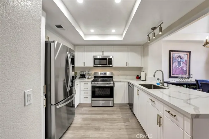 Chef's Kitchen: Recess lighting