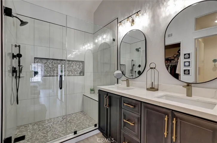 Luxurious En-suite with Dual sinks- Dressing Room